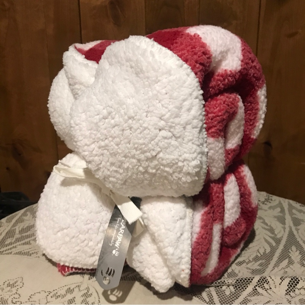 NWT BearPaw Red White Checked Sherpa Blanket